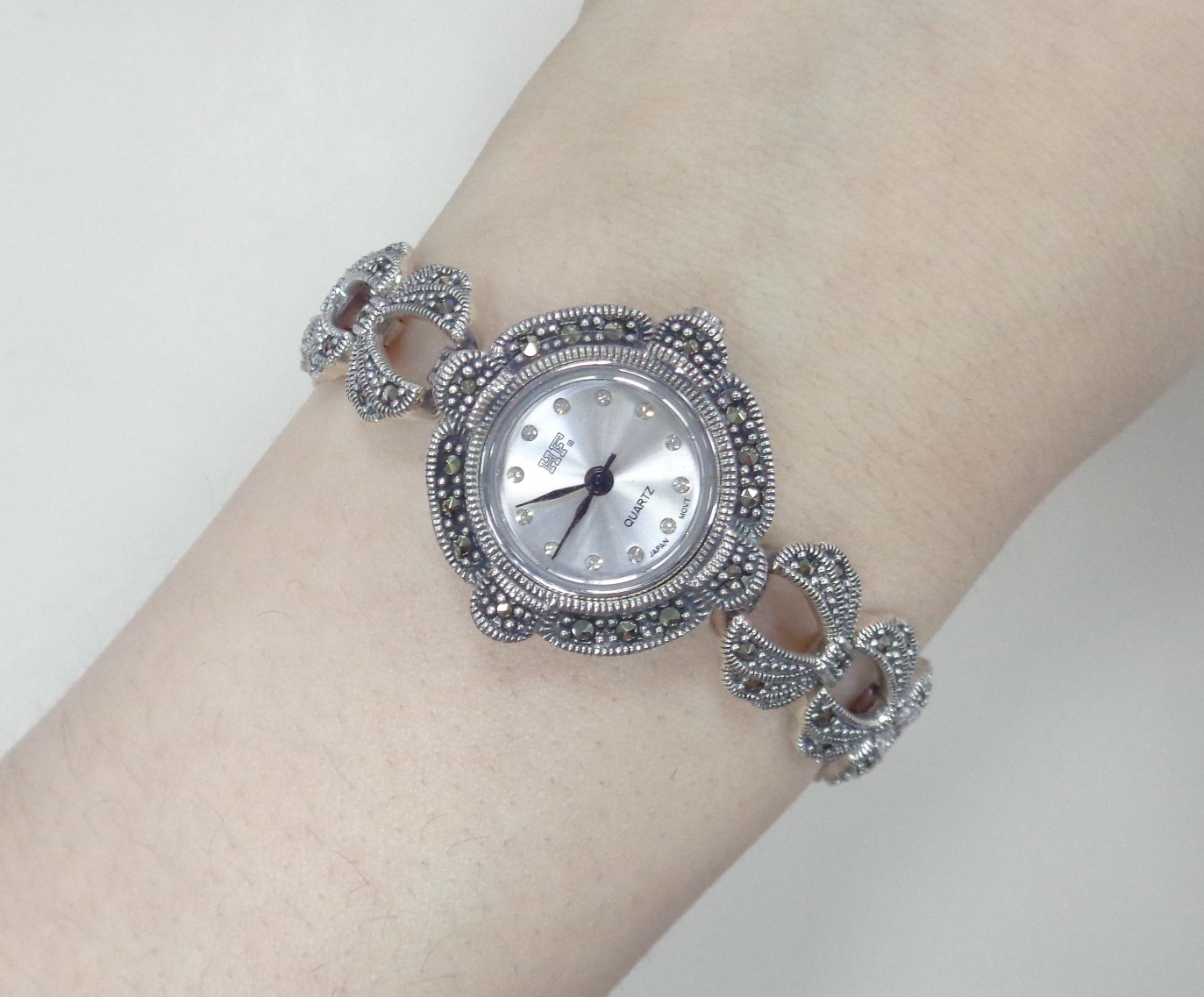 Серебряные часы с марказитами